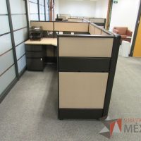 Lote 035 - Estación de trabajo de mampara metálica color beige para 2 personas con 2 archiveros de pedestal de 3 cajones - Imagen 11