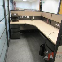 Lote 035 - Estación de trabajo de mampara metálica color beige para 2 personas con 2 archiveros de pedestal de 3 cajones - Imagen 12