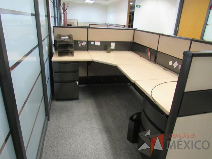 Lote 035 - Estación de trabajo de mampara metálica color beige para 2 personas con 2 archiveros de pedestal de 3 cajones - Imagen 12