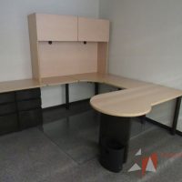 Lote 037 - Escritorio en herradura de costado izquierdo con 2 archiveros de pedestal de 3 cajones y gabinete superior de 2 puertas corrediza color madera - Imagen 2
