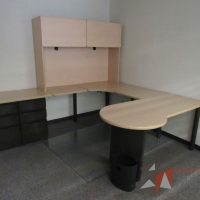 Lote 037 - Escritorio en herradura de costado izquierdo con 2 archiveros de pedestal de 3 cajones y gabinete superior de 2 puertas corrediza color madera - Imagen 11
