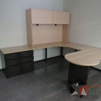 Lote 037 - Escritorio en herradura de costado izquierdo con 2 archiveros de pedestal de 3 cajones y gabinete superior de 2 puertas corrediza color madera - Imagen 10