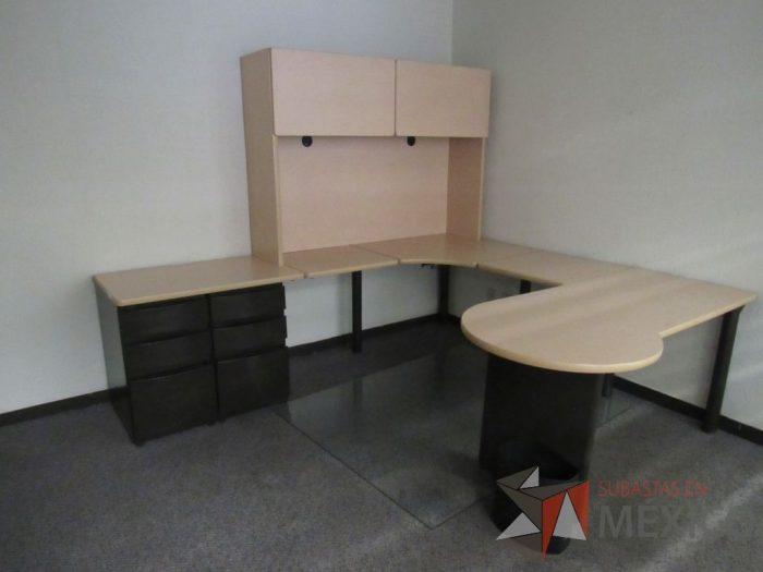 Lote 037 - Escritorio en herradura de costado izquierdo con 2 archiveros de pedestal de 3 cajones y gabinete superior de 2 puertas corrediza color madera - Imagen 10