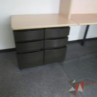 Lote 037 - Escritorio en herradura de costado izquierdo con 2 archiveros de pedestal de 3 cajones y gabinete superior de 2 puertas corrediza color madera - Imagen 9