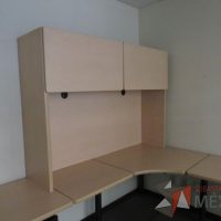 Lote 037 - Escritorio en herradura de costado izquierdo con 2 archiveros de pedestal de 3 cajones y gabinete superior de 2 puertas corrediza color madera - Imagen 8