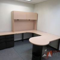 Lote 037 - Escritorio en herradura de costado izquierdo con 2 archiveros de pedestal de 3 cajones y gabinete superior de 2 puertas corrediza color madera