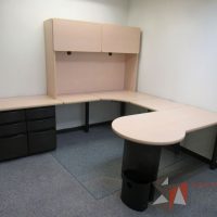Lote 037 - Escritorio en herradura de costado izquierdo con 2 archiveros de pedestal de 3 cajones y gabinete superior de 2 puertas corrediza color madera - Imagen 3