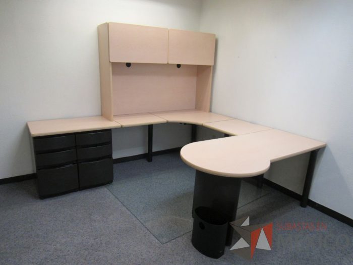 Lote 037 - Escritorio en herradura de costado izquierdo con 2 archiveros de pedestal de 3 cajones y gabinete superior de 2 puertas corrediza color madera - Imagen 3