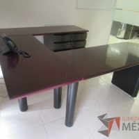 Lote 053 - Escritorio en herradura con base metálica, 2 archiveros de pedestal de 3 cajones y cubierta tipo bala color vino - Imagen 5