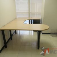 Lote 054 - Escritorio en herradura con base metálica, 2 archiveros de pedestal de 3 cajones y cubierta tipo bala color madera