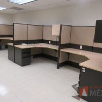 Lote 055 - Estación de trabajo de mampara alta color beige para 4 personas con 4 gavetas y 4 archiveros de pedestal de 3 cajones - Imagen 2