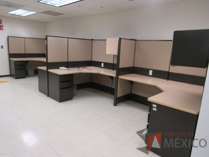 Lote 055 - Estación de trabajo de mampara alta color beige para 4 personas con 4 gavetas y 4 archiveros de pedestal de 3 cajones - Imagen 2