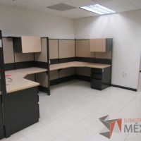 Lote 055 - Estación de trabajo de mampara alta color beige para 4 personas con 4 gavetas y 4 archiveros de pedestal de 3 cajones - Imagen 3