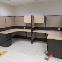 Lote 055 - Estación de trabajo de mampara alta color beige para 4 personas con 4 gavetas y 4 archiveros de pedestal de 3 cajones - Imagen 4