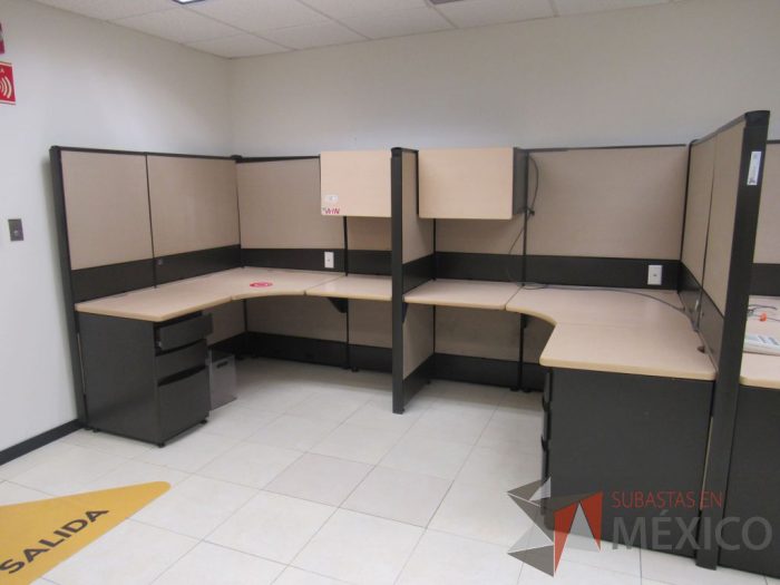 Lote 055 - Estación de trabajo de mampara alta color beige para 4 personas con 4 gavetas y 4 archiveros de pedestal de 3 cajones - Imagen 4