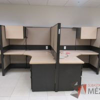 Lote 055 - Estación de trabajo de mampara alta color beige para 4 personas con 4 gavetas y 4 archiveros de pedestal de 3 cajones - Imagen 5