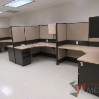 Lote 055 - Estación de trabajo de mampara alta color beige para 4 personas con 4 gavetas y 4 archiveros de pedestal de 3 cajones