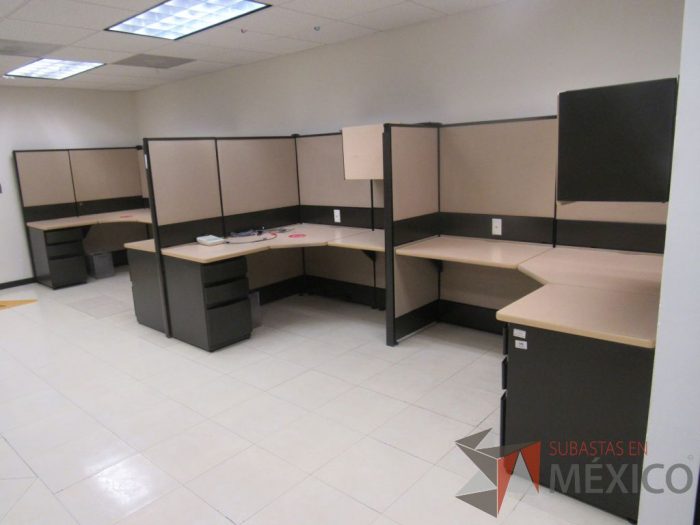 Lote 055 - Estación de trabajo de mampara alta color beige para 4 personas con 4 gavetas y 4 archiveros de pedestal de 3 cajones