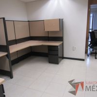Lote 055 - Estación de trabajo de mampara alta color beige para 4 personas con 4 gavetas y 4 archiveros de pedestal de 3 cajones - Imagen 8
