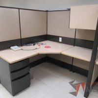 Lote 055 - Estación de trabajo de mampara alta color beige para 4 personas con 4 gavetas y 4 archiveros de pedestal de 3 cajones - Imagen 9