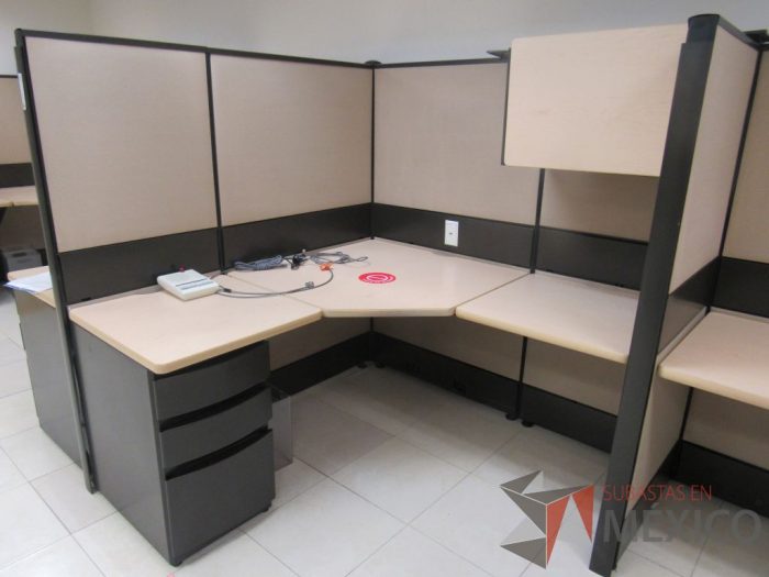 Lote 055 - Estación de trabajo de mampara alta color beige para 4 personas con 4 gavetas y 4 archiveros de pedestal de 3 cajones - Imagen 9