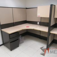 Lote 055 - Estación de trabajo de mampara alta color beige para 4 personas con 4 gavetas y 4 archiveros de pedestal de 3 cajones - Imagen 10