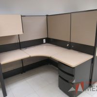 Lote 055 - Estación de trabajo de mampara alta color beige para 4 personas con 4 gavetas y 4 archiveros de pedestal de 3 cajones - Imagen 11