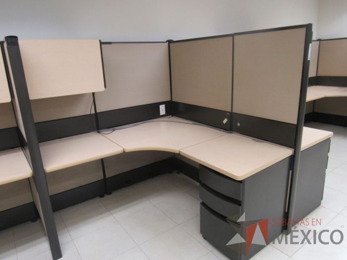 Lote 055 - Estación de trabajo de mampara alta color beige para 4 personas con 4 gavetas y 4 archiveros de pedestal de 3 cajones - Imagen 11