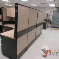 Lote 056 - Estación de trabajo de mampara alta color beige para 14 personas con 13 gavetas y 14 archiveros de pedestal de 3 cajones - Imagen 2