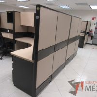 Lote 056 - Estación de trabajo de mampara alta color beige para 14 personas con 13 gavetas y 14 archiveros de pedestal de 3 cajones - Imagen 3