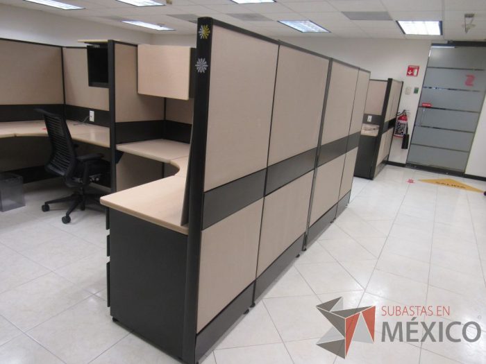 Lote 056 - Estación de trabajo de mampara alta color beige para 14 personas con 13 gavetas y 14 archiveros de pedestal de 3 cajones - Imagen 3