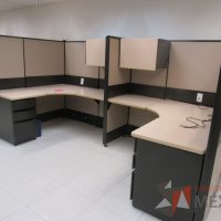 Lote 056 - Estación de trabajo de mampara alta color beige para 14 personas con 13 gavetas y 14 archiveros de pedestal de 3 cajones - Imagen 4