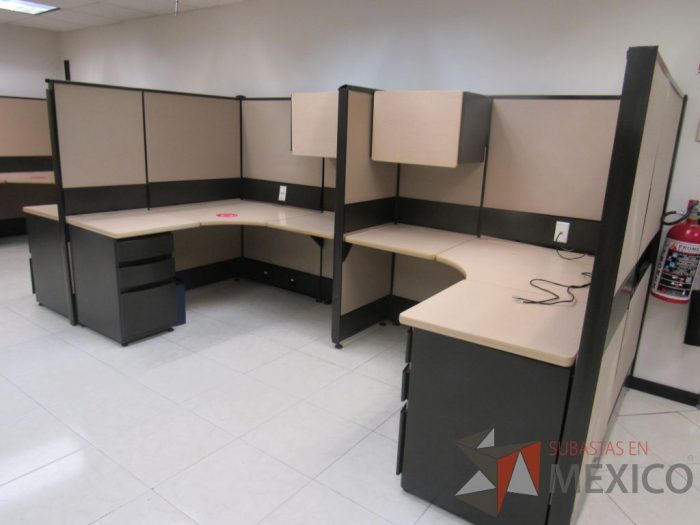 Lote 056 - Estación de trabajo de mampara alta color beige para 14 personas con 13 gavetas y 14 archiveros de pedestal de 3 cajones - Imagen 4