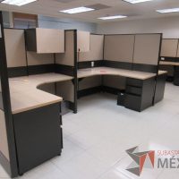 Lote 056 - Estación de trabajo de mampara alta color beige para 14 personas con 13 gavetas y 14 archiveros de pedestal de 3 cajones - Imagen 5