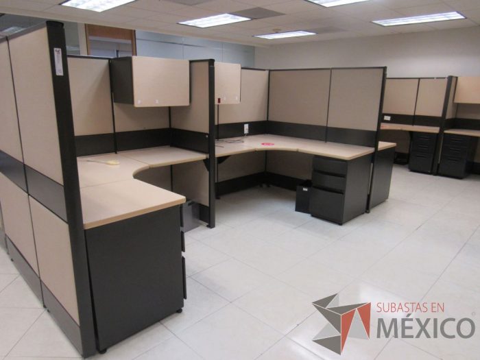 Lote 056 - Estación de trabajo de mampara alta color beige para 14 personas con 13 gavetas y 14 archiveros de pedestal de 3 cajones - Imagen 5