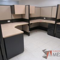 Lote 056 - Estación de trabajo de mampara alta color beige para 14 personas con 13 gavetas y 14 archiveros de pedestal de 3 cajones - Imagen 6