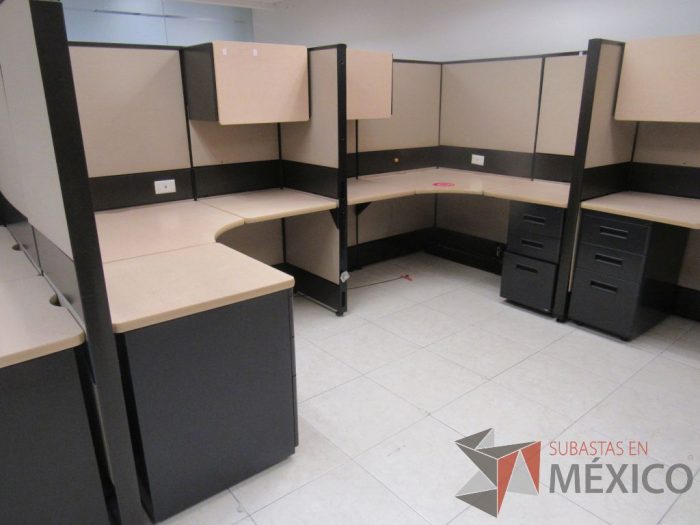 Lote 056 - Estación de trabajo de mampara alta color beige para 14 personas con 13 gavetas y 14 archiveros de pedestal de 3 cajones - Imagen 6
