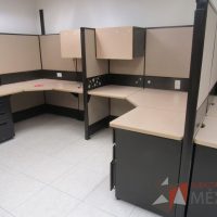 Lote 056 - Estación de trabajo de mampara alta color beige para 14 personas con 13 gavetas y 14 archiveros de pedestal de 3 cajones - Imagen 7