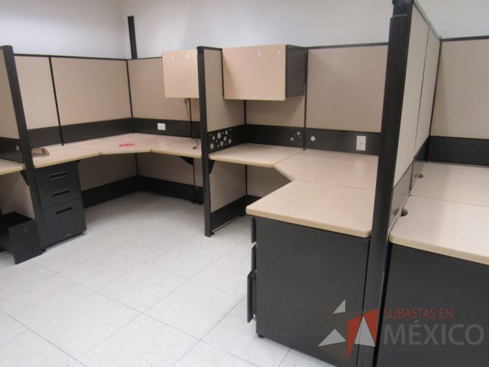 Lote 056 - Estación de trabajo de mampara alta color beige para 14 personas con 13 gavetas y 14 archiveros de pedestal de 3 cajones - Imagen 7