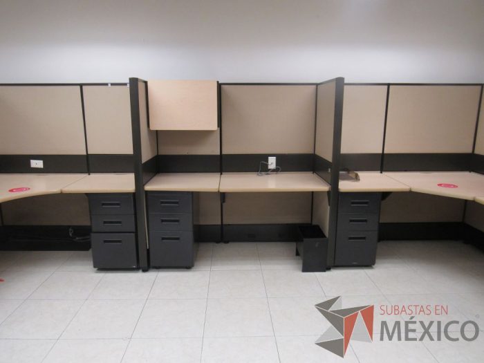 Lote 056 - Estación de trabajo de mampara alta color beige para 14 personas con 13 gavetas y 14 archiveros de pedestal de 3 cajones - Imagen 8