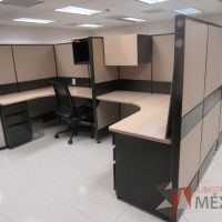 Lote 056 - Estación de trabajo de mampara alta color beige para 14 personas con 13 gavetas y 14 archiveros de pedestal de 3 cajones