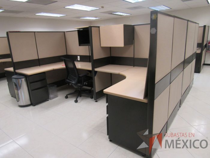 Lote 056 - Estación de trabajo de mampara alta color beige para 14 personas con 13 gavetas y 14 archiveros de pedestal de 3 cajones