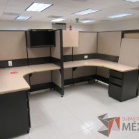 Lote 056 - Estación de trabajo de mampara alta color beige para 14 personas con 13 gavetas y 14 archiveros de pedestal de 3 cajones - Imagen 10