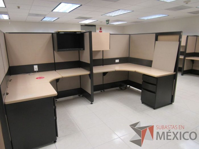 Lote 056 - Estación de trabajo de mampara alta color beige para 14 personas con 13 gavetas y 14 archiveros de pedestal de 3 cajones - Imagen 10