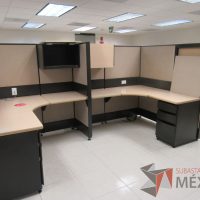 Lote 056 - Estación de trabajo de mampara alta color beige para 14 personas con 13 gavetas y 14 archiveros de pedestal de 3 cajones - Imagen 11