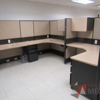 Lote 056 - Estación de trabajo de mampara alta color beige para 14 personas con 13 gavetas y 14 archiveros de pedestal de 3 cajones - Imagen 12