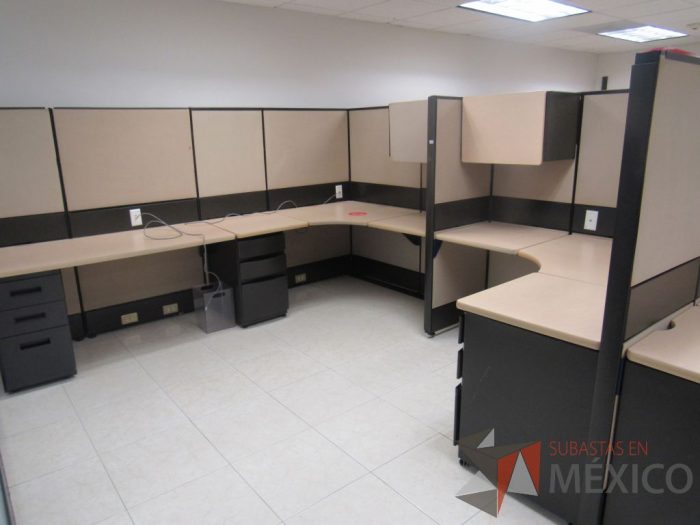 Lote 056 - Estación de trabajo de mampara alta color beige para 14 personas con 13 gavetas y 14 archiveros de pedestal de 3 cajones - Imagen 12