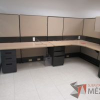 Lote 056 - Estación de trabajo de mampara alta color beige para 14 personas con 13 gavetas y 14 archiveros de pedestal de 3 cajones - Imagen 13
