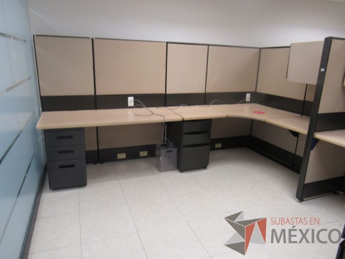 Lote 056 - Estación de trabajo de mampara alta color beige para 14 personas con 13 gavetas y 14 archiveros de pedestal de 3 cajones - Imagen 13