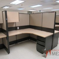 Lote 056 - Estación de trabajo de mampara alta color beige para 14 personas con 13 gavetas y 14 archiveros de pedestal de 3 cajones - Imagen 14